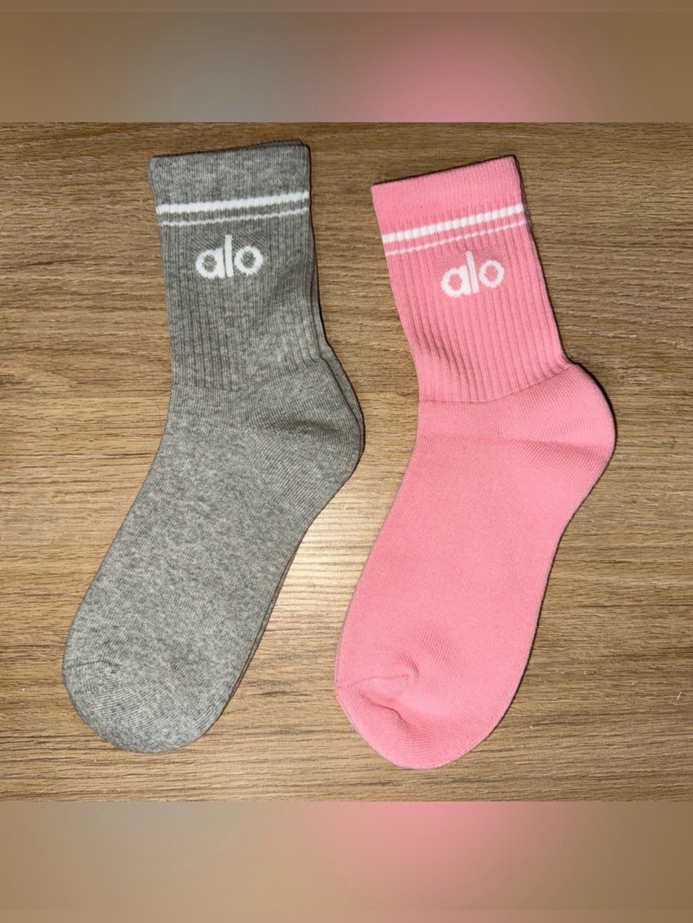 NEW ALO Yoga Women’s Crew Socks. Size Medium. Pack of 2. - Picture 2 of 4